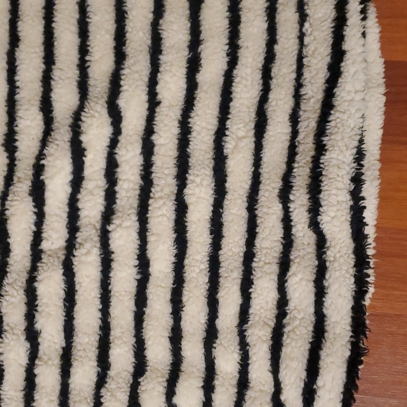 Free People  fuzzy White w/black oversized Sweater sz Small - Picture 3 of 11